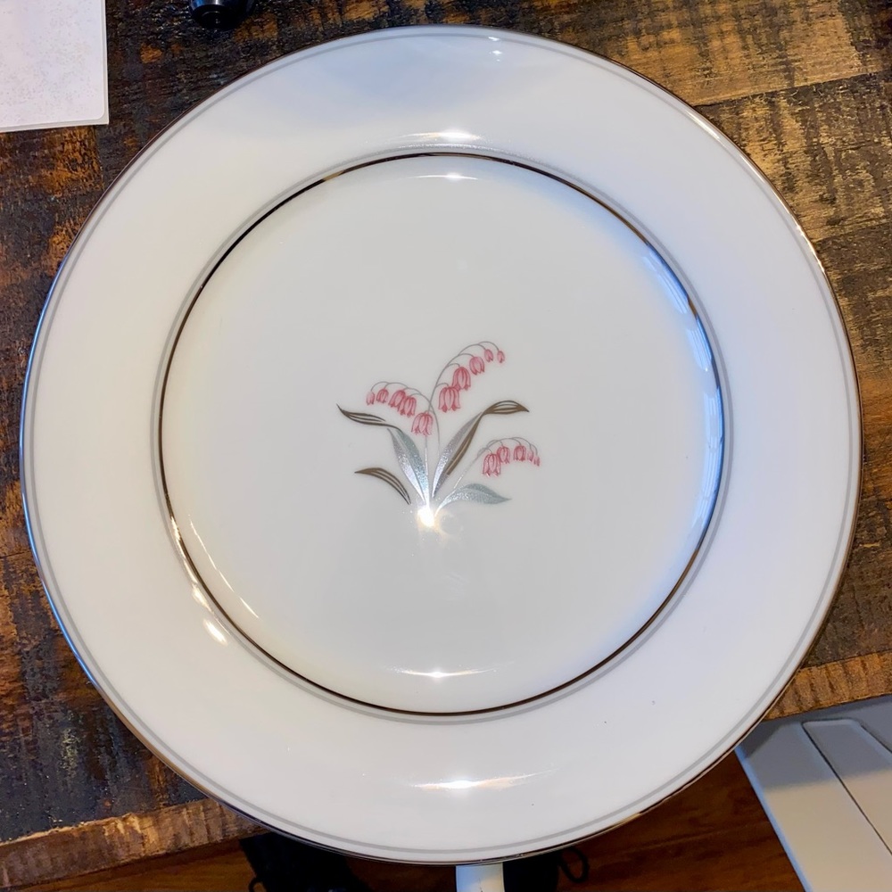 NORITAKE 5421 CREST LILY OF THE VALLEY DINNER PLATE NEVER USED ONLY DISPLAYED